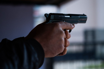 Referencial. Un grupo armado irrumpió en una casa del barrio 50 Casas, en San Rafael, y abrió fuego contra varias personas reunidas.
