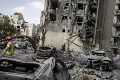 En Beersheba, sur de Israel, buscan víctimas entre los escombros de un edificio impactado por un misil iraní el 24 de junio de 2025.