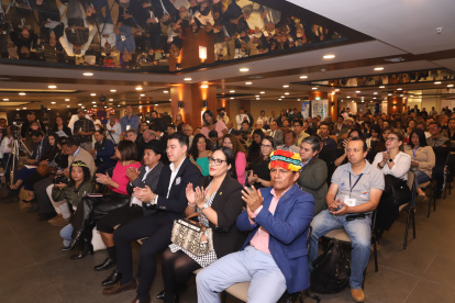 Visitantes disfrutan de catas y exhibiciones en el Salón del Chocolate, evento que impulsa al cacao, chocolate y café ecuatorianos como productos estrella de exportación.