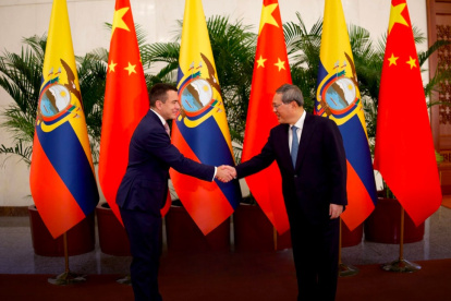 El presidente Daniel Noboa saluda al primer ministro Li Qiang en China, en una jornada clave para afianzar relaciones y atraer inversiones al Ecuador
