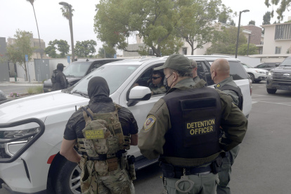 Agentes de la Unidad Táctica de la Patrulla Fronteriza y otros agentes de detención que se preparan para salir a un operativo en Whittier, California, (EE.UU.).