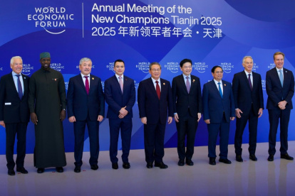 El presidente Daniel Noboa participa en la foto oficial del Foro Económico Mundial de Verano, junto a líderes y empresarios globales reunidos en Tianjin