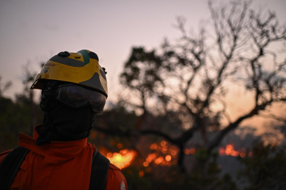 Un bombero trabaja para extinguir un incendio forestal en la Reserva Ecológica Contagem, en Brasilia (Brasil).