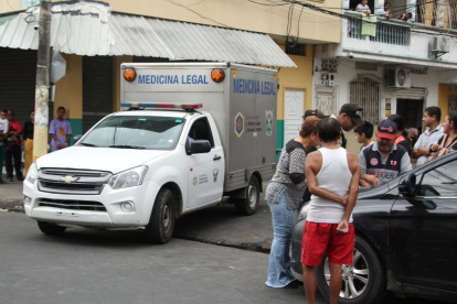 Asesinan a un hombre con 11 impactos de bala en el sur Guayaquil.