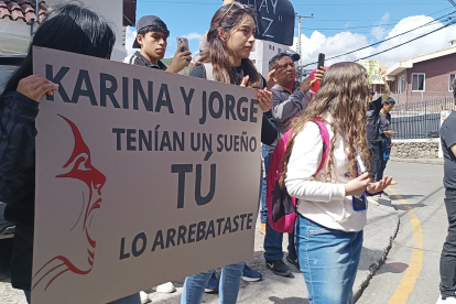 Estudiantes de la UNAE marcharon por las calles de Cuenca para exigir justicia por sus compañeros Karina Chima y Jorge Berrezueta, vítimas de un siniestro de tránsito.