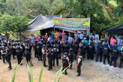 El grupo antiminero que lidera la resistencia contra el proyecto Curipamba - El Domo denunció un violento operativo militar y policial en el cantón Las Naves