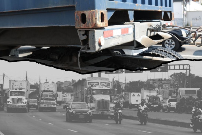 Una peatona murió en la vía Perimetral cuando un contenedor se desprendió del tráiler que lo llevaba y le cayó encima.