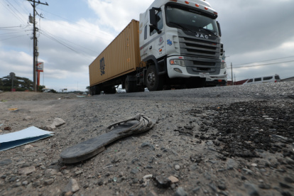 En este punto de la vía Perimetral falleció la mujer a quien le cayó encima el contenedor.