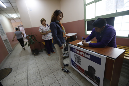 En el centro de Quito hay un punto para recoger las firmas. Jéssica y Carmen apoyan el proceso.
