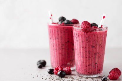 Un batido antioxidante con frutos rojos, espinaca y chía: ideal para fortalecer huesos y mejorar la memoria.