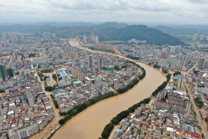 Una fotografía aérea muestra edificios inundados en el suroeste de China, el 24 de junio de 2025.