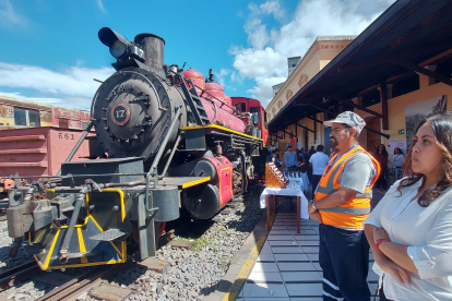 Los visitantes a la feria aprovecharon para tomarse fotos con el ferrocarril en Chimbacalle.