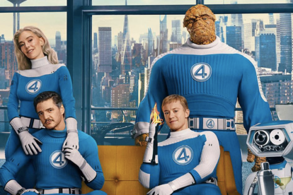 Los Cuatro Fantásticos reunidos en su emblemático traje azul retro, antes de enfrentarse a amenazas cósmicas en el tráiler final.