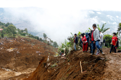 Personas observan la zona afectada por una riada el martes 24 de junio de 2025, en Bello (Colombia).