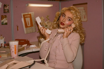 Sabrina Carpenter en el anuncio de su colaboración con Dunkin" Donuts: "Dunkin" Daydream Hotline".