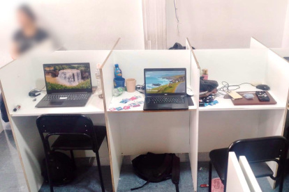 La Policía levantó evidencia tecnológica relacionada con extorsiones digitales en una empresa ubicada al norte de Quito.