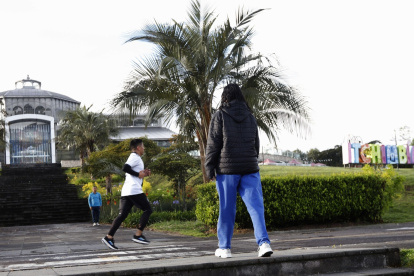 En dos videos se registró el brutal ataque a una estudiante de colegio en el Itchimbía, un parque del centro de Quito.
