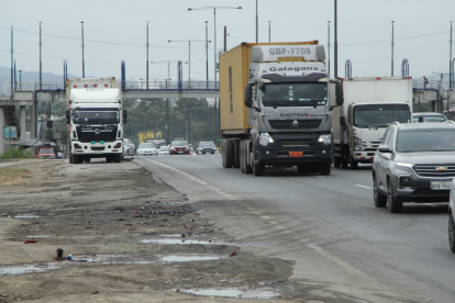 La Perimetral es una vía transitada a diario por miles de vehículos motorizados, sobre todo pesados, mientras la infraestructura peatonal es deficiente o inexistente para garantizar la seguridad vial de los peatones.
