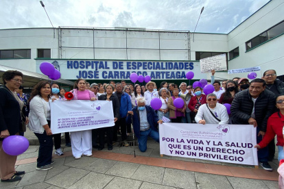 Los pacientes con enfermedades autoinmunes protestaron en los exteriores del Hospital José Carrasco Arteaga de Cuenca por la falta de medicinas.