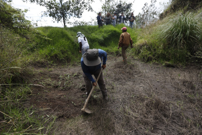 Trabajo. Comuneros de Tola Chica realizan mingas para limpiar las catacochas que se encuentran en el Ilaló.