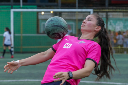 La futbolista Ligia "Gigi" Moreira, capitana de la selección de Ecuador y recientemente fichada por el Villarreal español, controlando un balón durante un entrenamiento en Guayaquil.