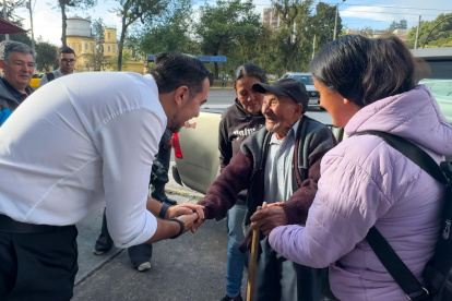 Manuelito, "el policía de barrio", recibirá bono por perder su casa en Tumbaco, tras incendio.
