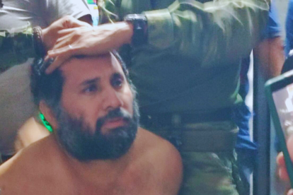 José Adolfo Macías Villamar, alias Fito, fue capturado sin oponer resistencia. El Ejército compartió imágenes de su aprehensión.