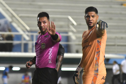 El árbitro Kleber Aroca (i) fue criticado por el presidente de Manta, Jaime Estrada, por no pitarle un penal ante Orense