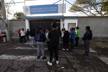 Padres de familia llegaron a los exteriores del colegio preocupados por la agresión a una estudiante.