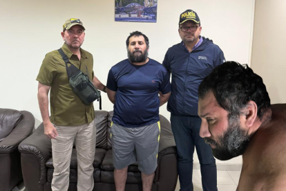 Tras más de 10 horas de operación de inteligencia militar, el Bloque de Seguridad logró capturar al criminal más buscado del país. En la foto Fito con los ministros de Defensa e Interior.