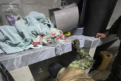 Uno de los militares entra al búnker donde estaba escondido José Adolfo Macías Villamar.