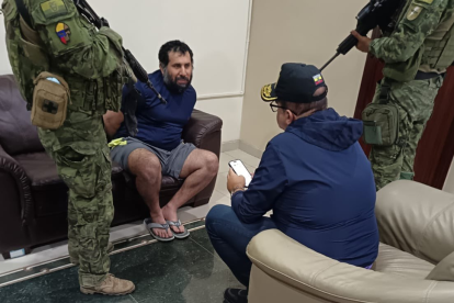 Alias Fito fue encontrado oculto en un búnker bajo una casa en la costa ecuatoriana.