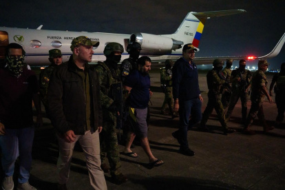 Alias "Fito" fue trasladado desde Manabí a Guayaquil en un avión de las Fuerzas Armadas hasta la Base Aérea Simón Bolívar.