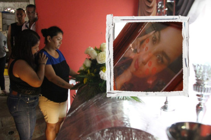 Los restos de Ericka Vera, quien murió aplastada por un contenedor, fueron velados en Pascuales.
