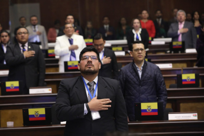 Asambleístas de diferentes bancadas se pusieron de pie para aplaudir la recaptura de alias Fito, en reconocimiento al trabajo del Bloque de Seguridad.