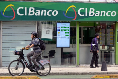 Personas pasan frente a una sucursal de CIBanco en la Ciudad de México el 25 de junio de 2025.