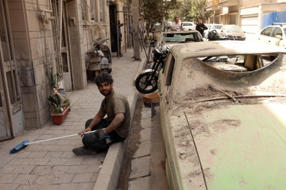 Un hombre iraní descansa mientras retira los escombros de su casa dañada después de un reciente ataque aéreo en Teherán, Irán.