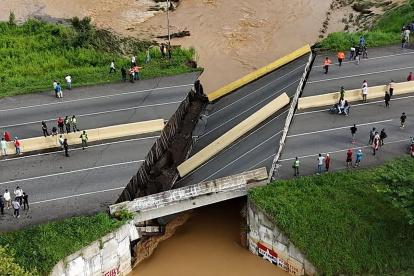 Puente colapsado por las fuertes lluvias este miércoles, 25 de junio, en Ospino (Venezuela).