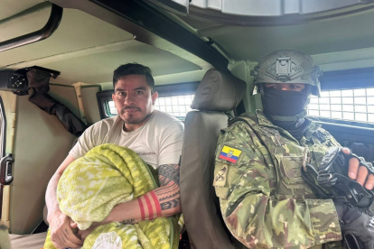Daniel y Noé Salcedo fueron trasladados bajo fuerte resguardo militar desde Riobamba a Quito.