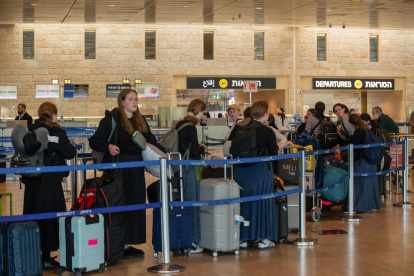 Varias personas en el interior de la terminal del aeropuerto Ben Gurión de Tel Aviv este miércoles 25 de junio de 2025.