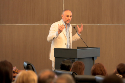 El embajador Giovanni Davoli durante su ponencia.