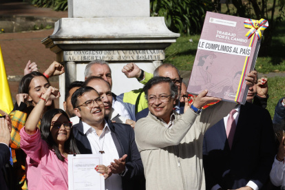 El presidente de Colombia, Gustavo Petro, sostiene un libro que simboliza la reforma laboral este miércoles 25 de junio de 2025, en Bogotá (Colombia).