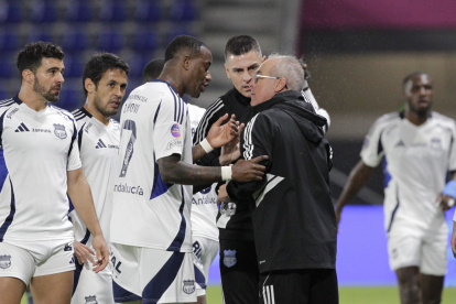 El entrenador Jorge Célico (d) y el delantero Jaime ‘La Yoya’ Ayoví (c) intercambian palabras tras acabar el primer tiempo con una victoria parcial 1-0 en el partido ante Universidad Católica (1-1).