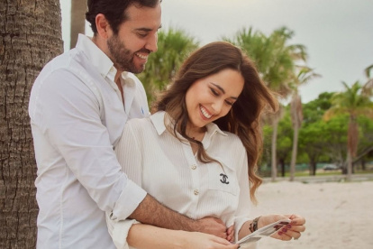 Fiorella Solines abrazada por