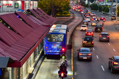 El sistema masivo de transporte público Metrovía tiene carriles exclusivos que suelen ser invadidos por vehículos privados, lo que reduce los tiempos de traslado.