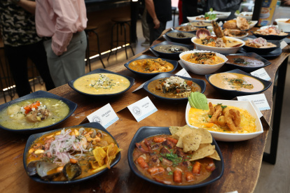 Los visitantes disfrutan de las más de 40 variedades de sopas tradicionales e internacionales durante la inauguración del Festival de las Sopas 2025 en el Mercado del Río