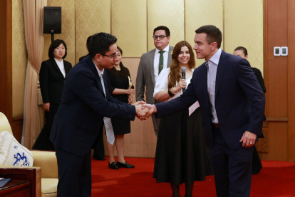 El presidente Daniel Noboa se reunió con estudiantes ecuatorianos de la Universidad BLCU en Beijing.