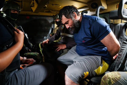 "Fito" esposado es escoltado por militares durante su traslado aéreo a Guayaquil