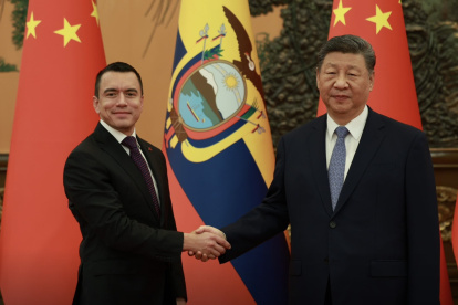 El presidente Daniel Noboa conversa con el mandatario chino Xi Jinping en el Gran Salón del Pueblo durante su visita oficial en Beijing