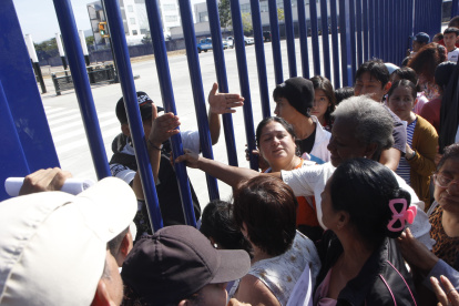 Extensas filas de usuarios se formaron afuera de la estación de Metrovía en el suburbio para acceder al trámite de entrega de la tarjeta La Guayaca.